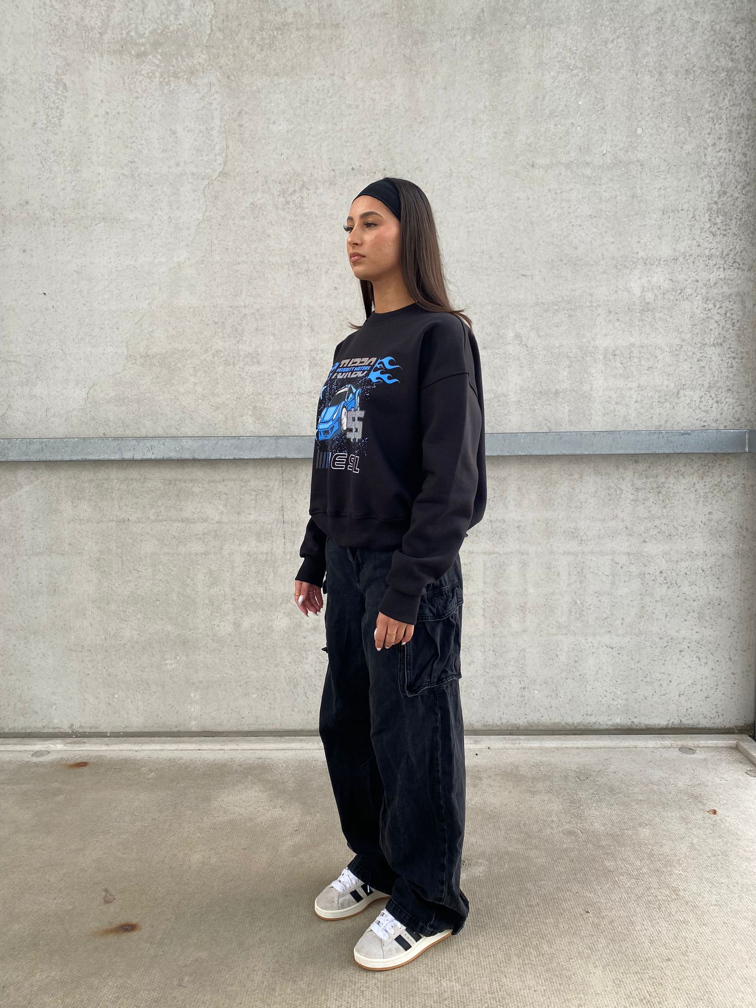 PRIORITY TURBO MOTORS SWEATER - ZWART MET BLAUWE OPDRUK - 420 GRAMS - MOTORSPORT AW23 - Afbeelding 3