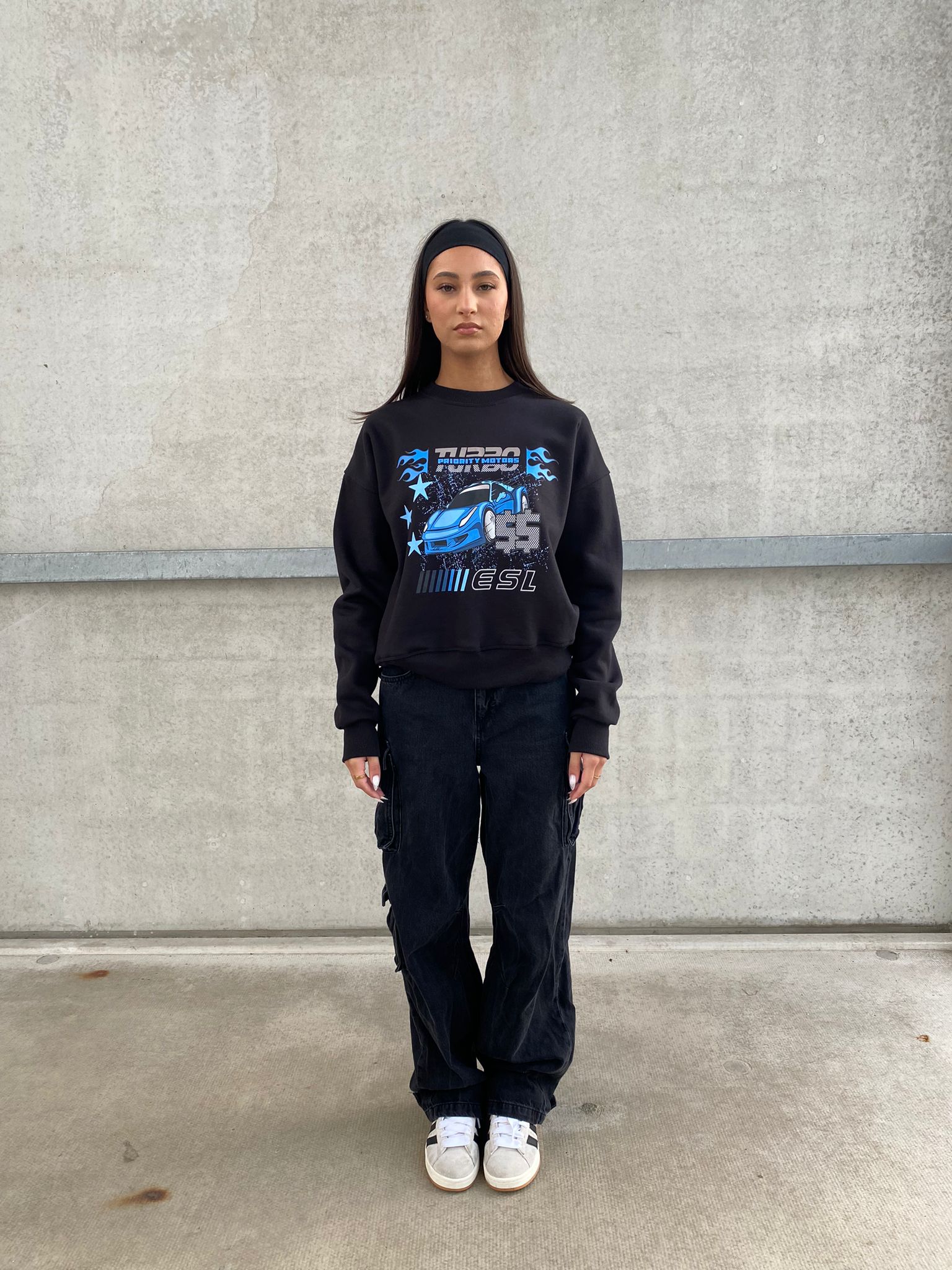 PRIORITY TURBO MOTORS SWEATER - ZWART MET BLAUWE OPDRUK - 420 GRAMS - MOTORSPORT AW23