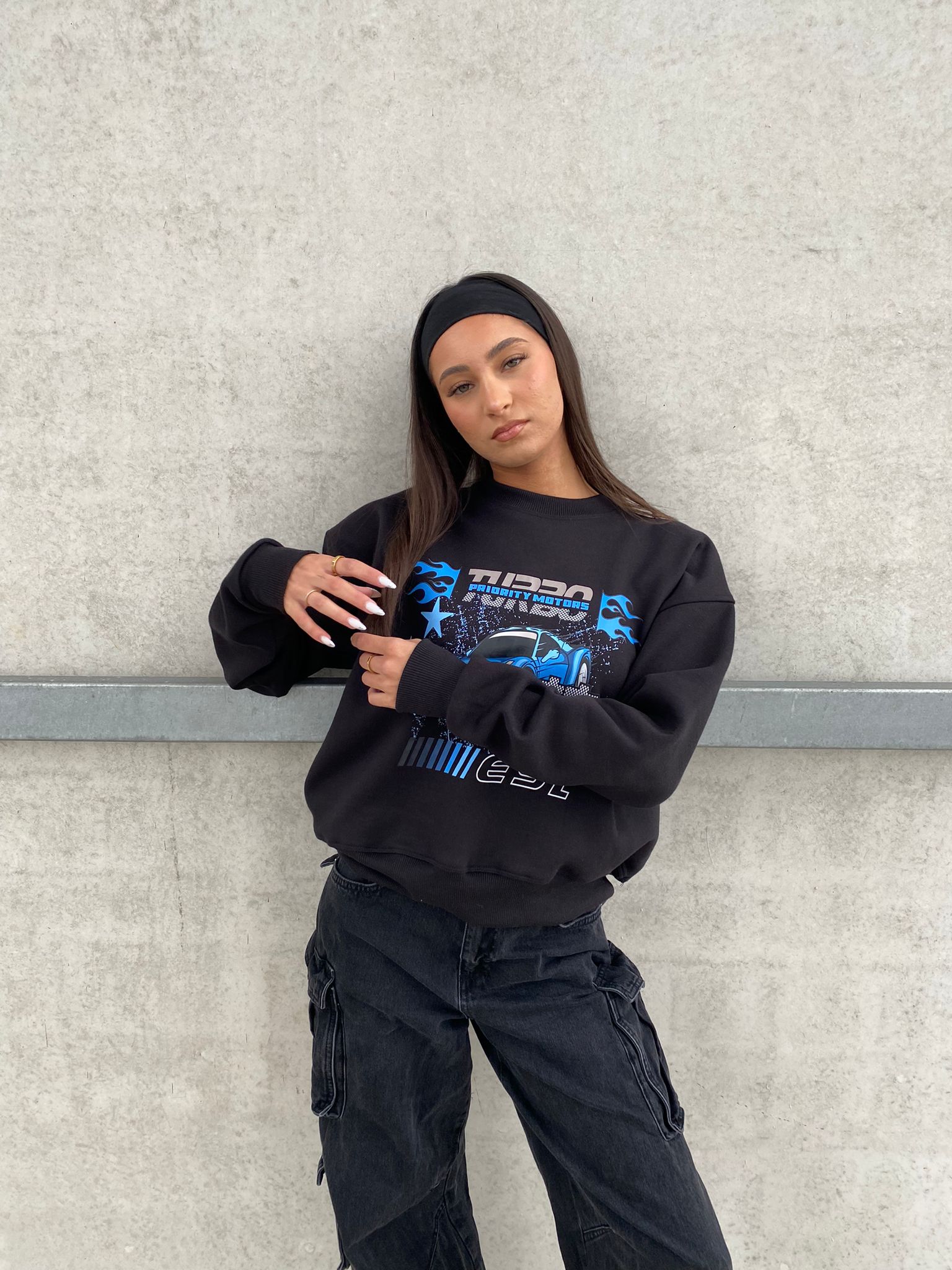 PRIORITY TURBO MOTORS SWEATER - ZWART MET BLAUWE OPDRUK - 420 GRAMS - MOTORSPORT AW23 - Afbeelding 10