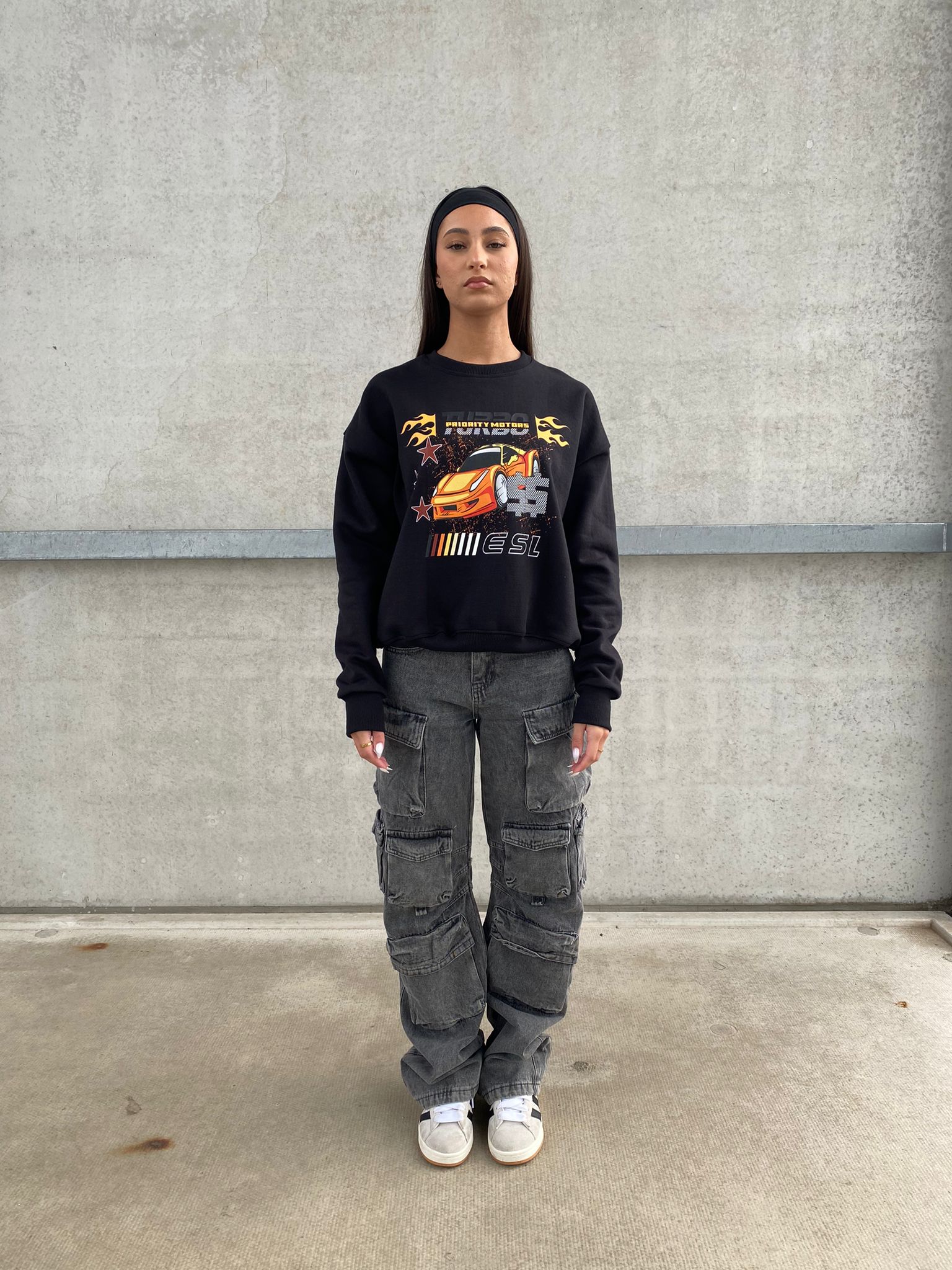PRIORITY TURBO MOTORS SWEATER - ZWART MET ORANJE OPDRUK - 420 GRAMS - MOTORSPORT AW23