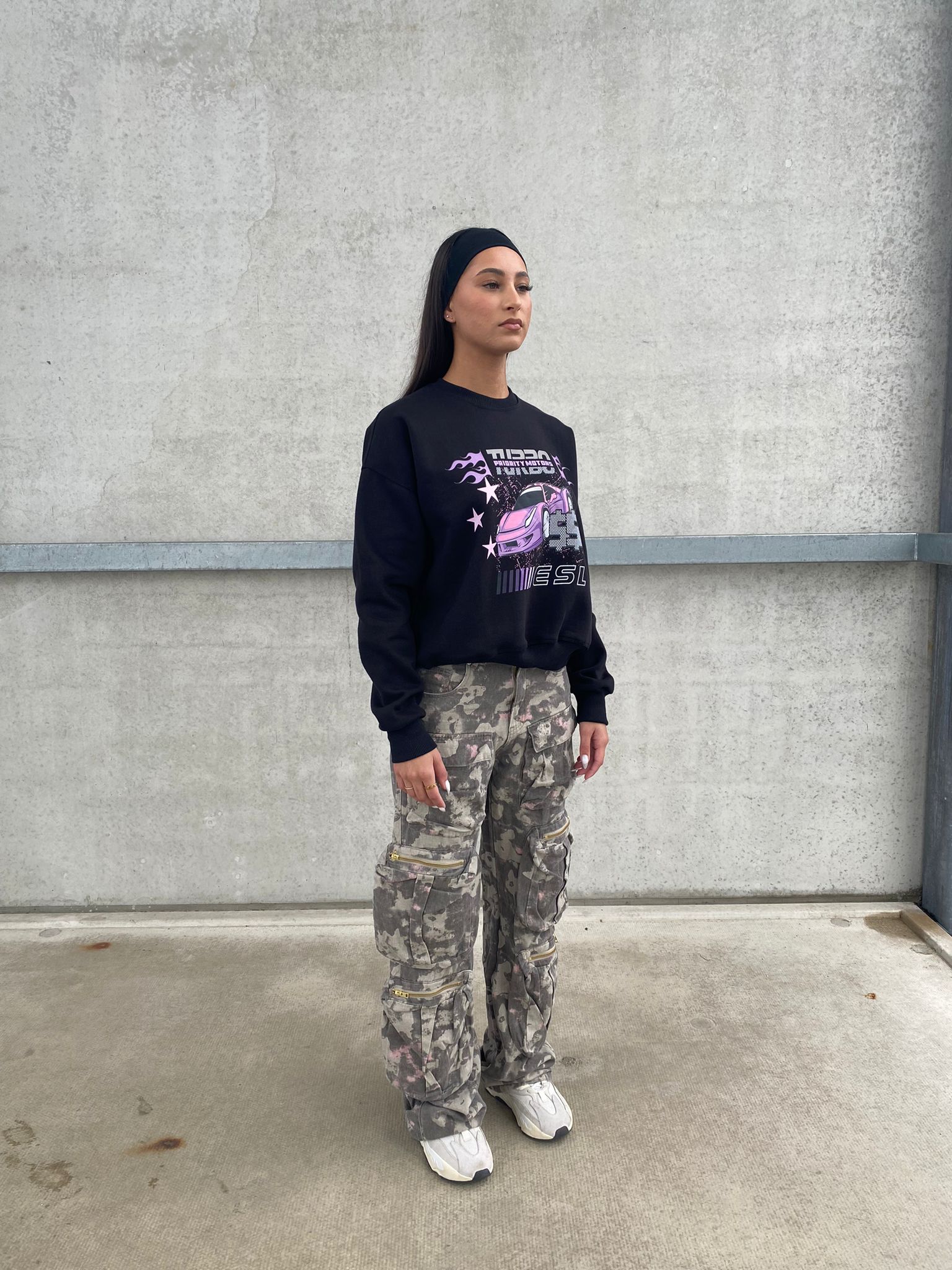 PRIORITY TURBO MOTORS SWEATER - ZWART MET ROZE OPDRUK - 420 GRAMS - MOTORSPORT AW23 - Afbeelding 4