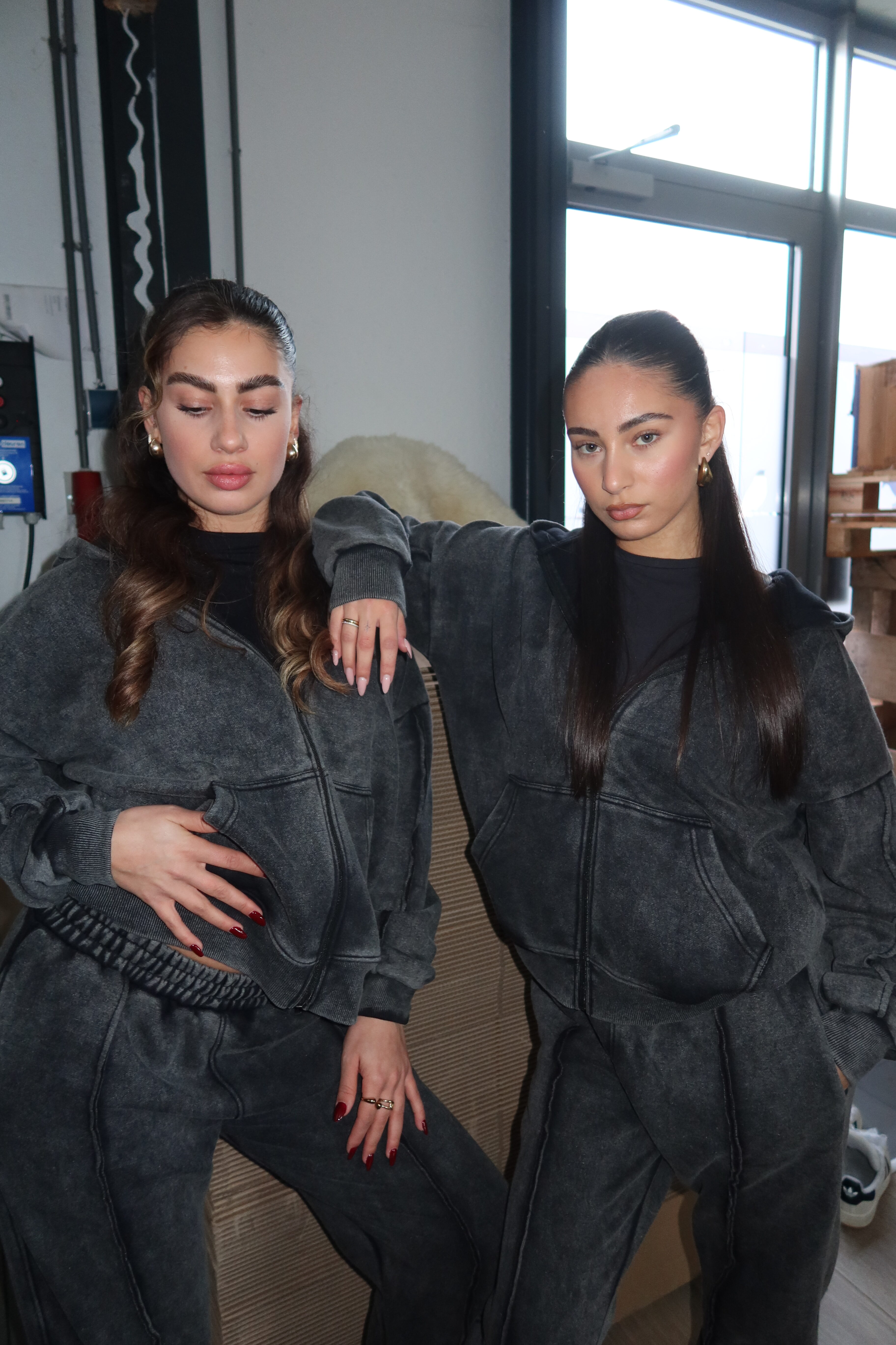 PRIORITY BASIC WASHED TRACKSUIT WITH PANELS - ASH CLOUD - Image 14